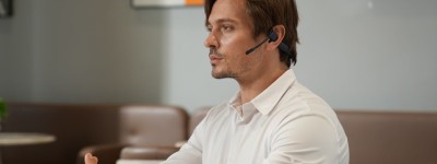 远程会议也能“面对面”？AI麦克风让声音更真实