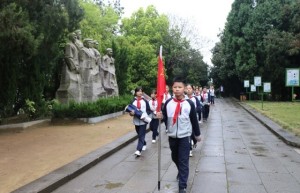 细雨寄哀思，丹心慰英雄