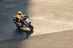 外卖大战周年考：美团贴身肉搏亏了234亿，王兴透露“今年一季度持续减亏”