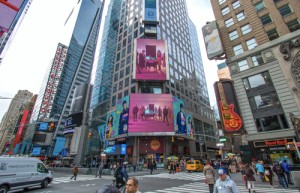 热拉爱豆登陆纽约时代广场引全球媒体关注 新女性APP强势来袭展新女性风采