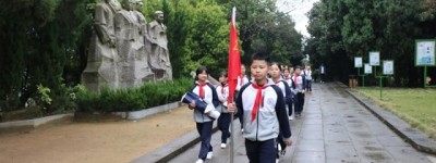 细雨寄哀思，丹心慰英雄