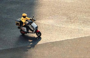 外卖大战周年考：美团贴身肉搏亏了234亿，王兴透露“今年一季度持续减亏”