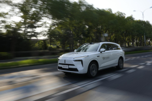 元戎启行“破局”：全国首家消费级量产车 Robotaxi 年底即将落地