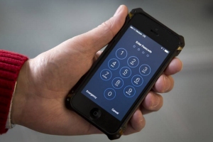 美司法部寻求强迫苹果公司破解12部iPhone数据