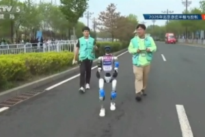 全球首场机器人马拉松:热闹背后的那些事